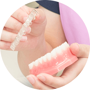 矯正用マウスピースを歯の模型から外す