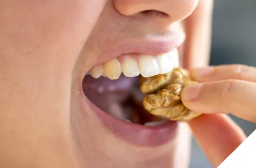 インプラント治療をした男性が食べ物を噛んでいてる写真