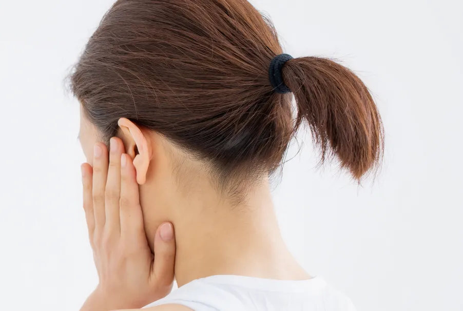 片顎すべての歯を失った女性