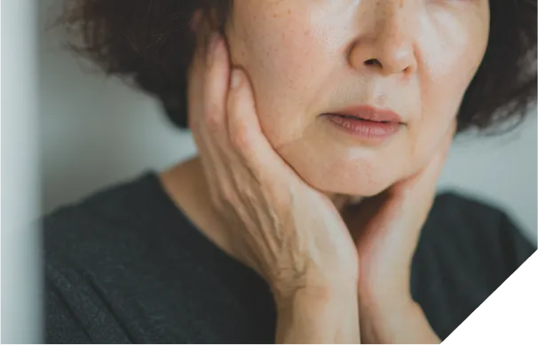 痛みと腫れがある女性