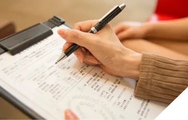 金属アレルギーや他の病気の可否のアンケートを書く患者様