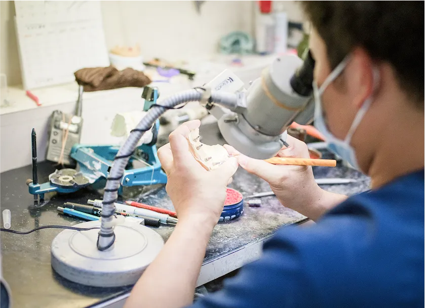 精密な製作をする技工士