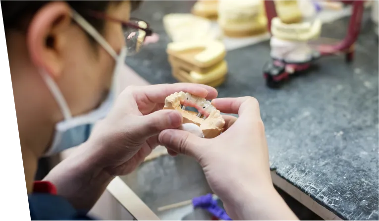 技工士による人工歯の作成