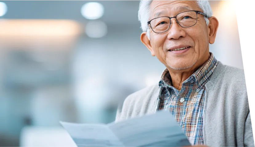 保険の資料を読む男性