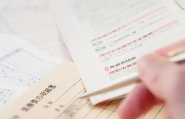 申請書類を書き込む患者様