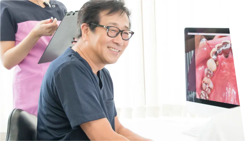 インプラント相談をうける歯科医師