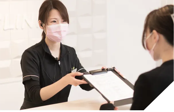 受付で説明を受ける患者様