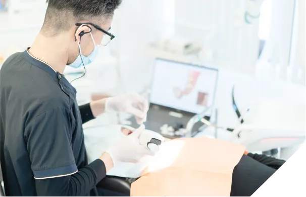 口腔内の検査をする歯科医師